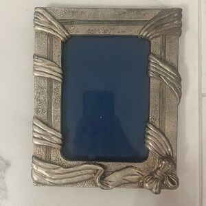 Vintage-Inspired Silver Ribbon Picture Frame